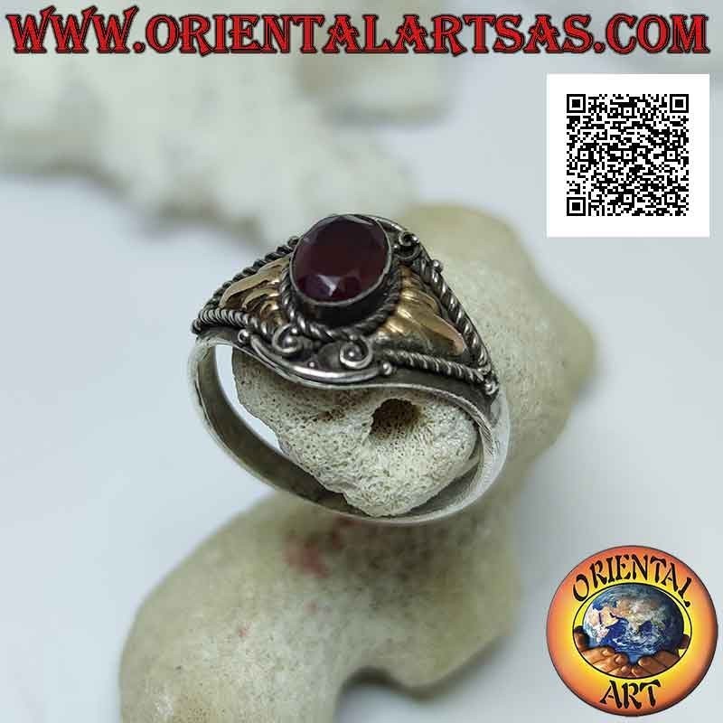 Anello in argento in stile etnico con granato ovale cabochon e placche in oro 14 carati sui lati