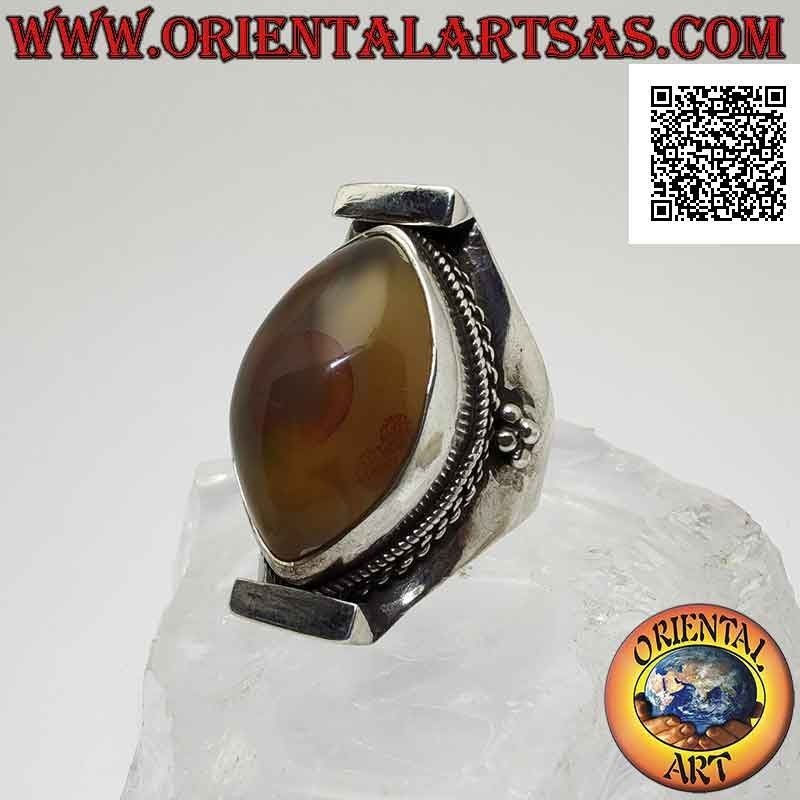 Anello in argento con agata occhio di Shiva ovale bicolore su montatura nepalese (giallo - arancio)