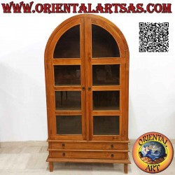 Hohe geschwungene Vitrine...