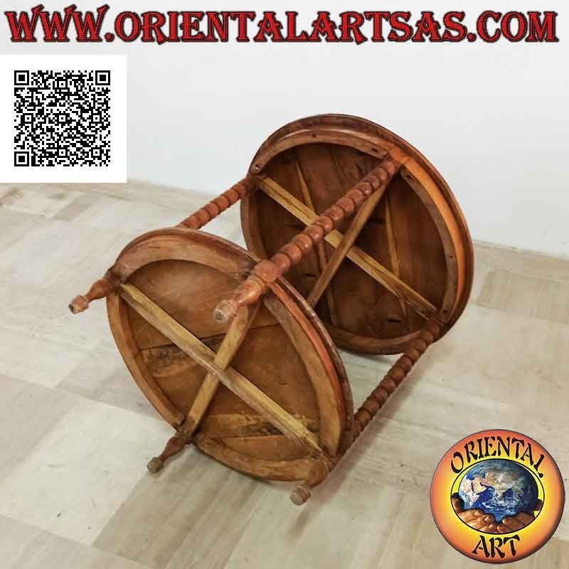 Table ronde avec quatre pieds de sphères avec étagère en dessous en bois de teck antique (70 cm Ø)