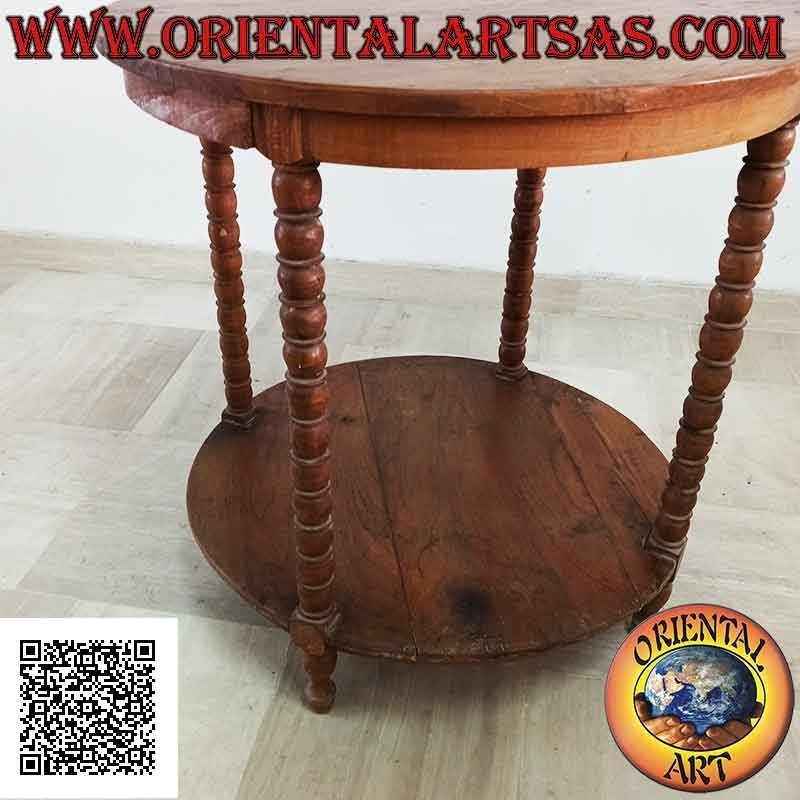 Table ronde avec quatre pieds de sphères avec étagère en dessous en bois de teck antique (70 cm Ø)