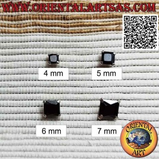 Mini orecchino in argento, zircone nero sfaccettato incastonato (quadrato)