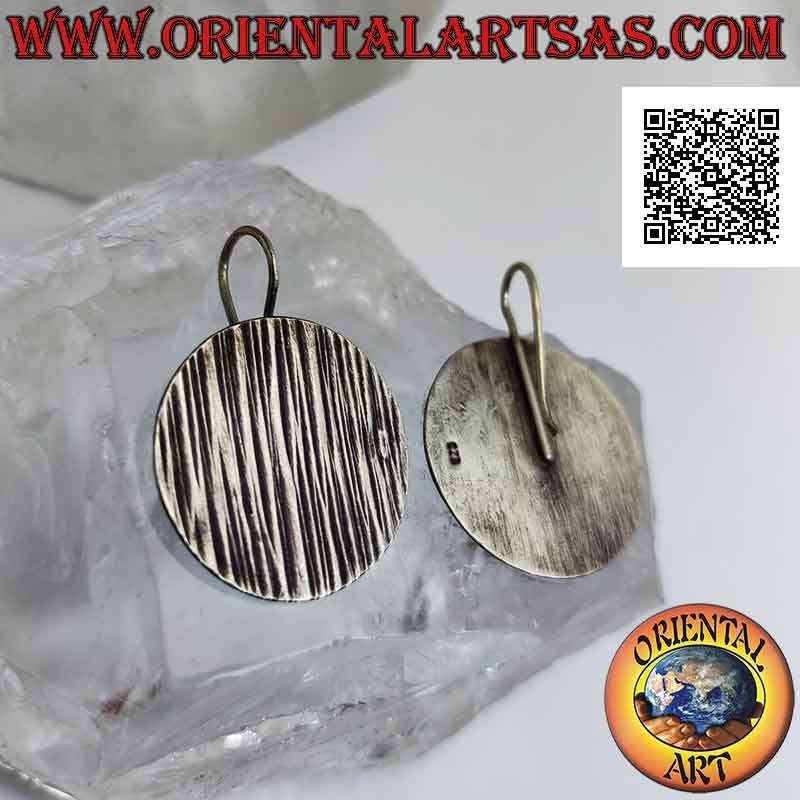 Pendientes de palanca de plata con placa redonda con grabados verticales aleatorios