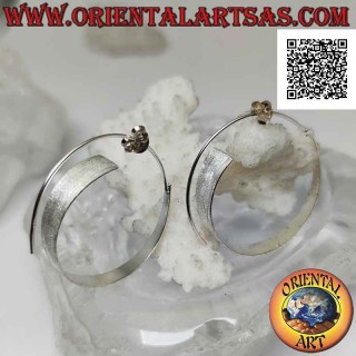 Pendientes redondos en forma de media luna en forma de media luna, planos y satinados de plata con cierre de mariposa