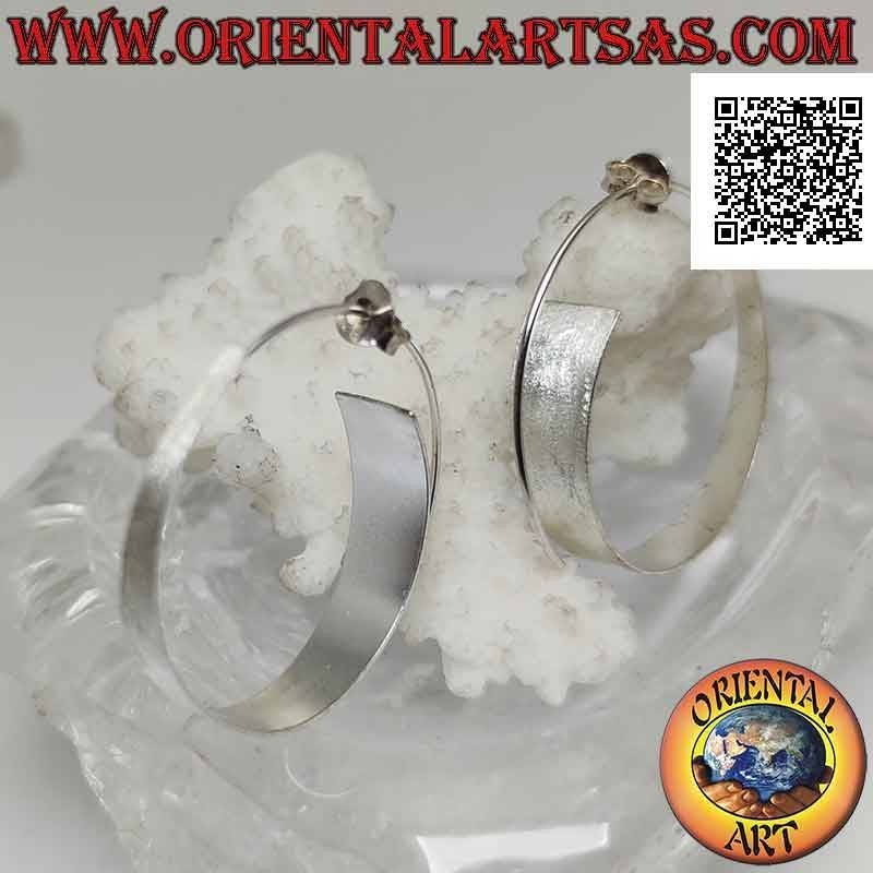 Pendientes redondos en forma de media luna en forma de media luna, planos y satinados de plata con cierre de mariposa