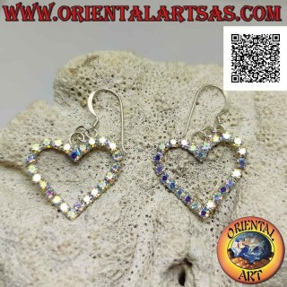 Aretes de plata con cierre de palanca con un contorno de corazón de circonitas cúbicas arcoíris engastadas