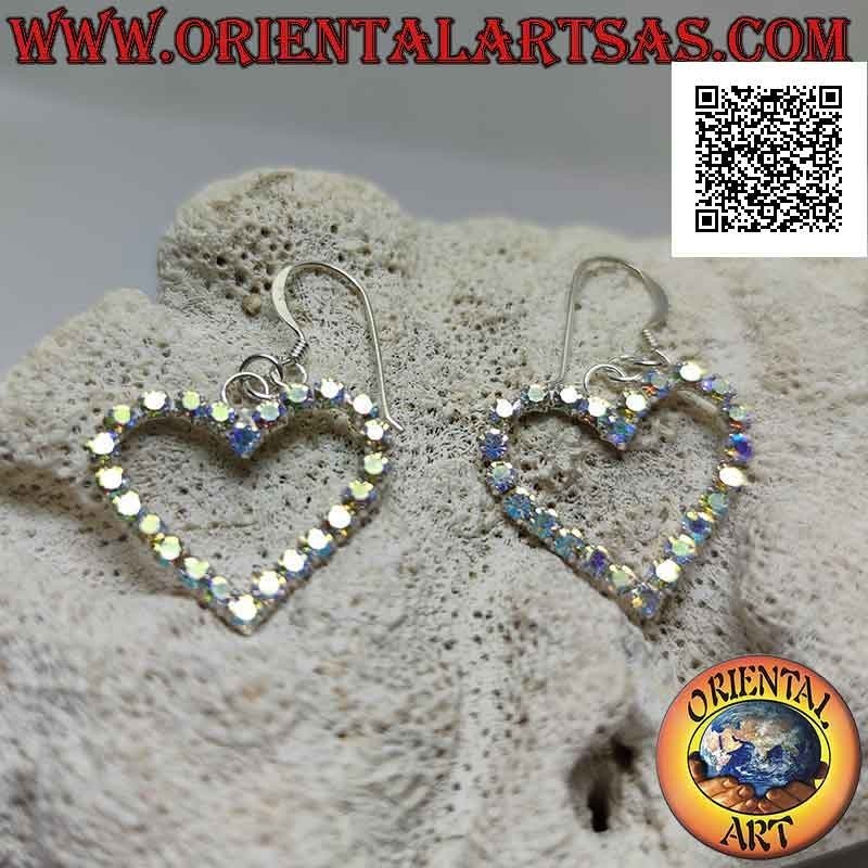 Boucles d'oreilles à levier en argent avec un contour de coeur de zircons cubiques arc-en-ciel sertis