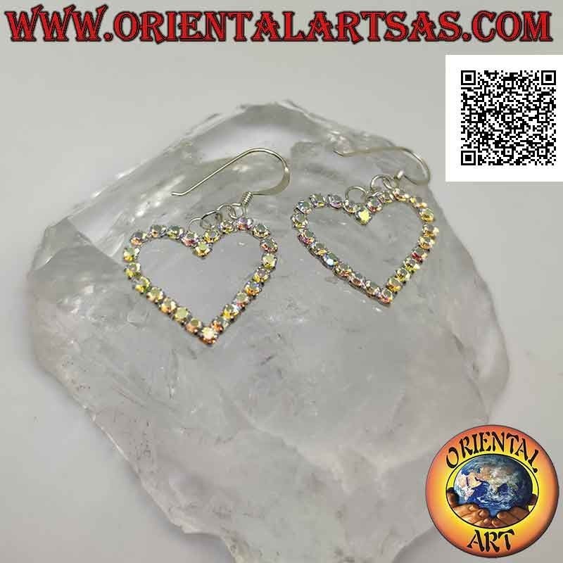 Boucles d'oreilles à levier en argent avec un contour de coeur de zircons cubiques arc-en-ciel sertis