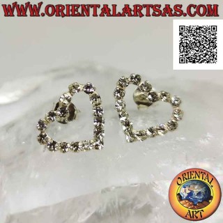 Boucles d'oreilles lobe en argent avec contour coeur de zircons cubiques blancs sertis (moyen)