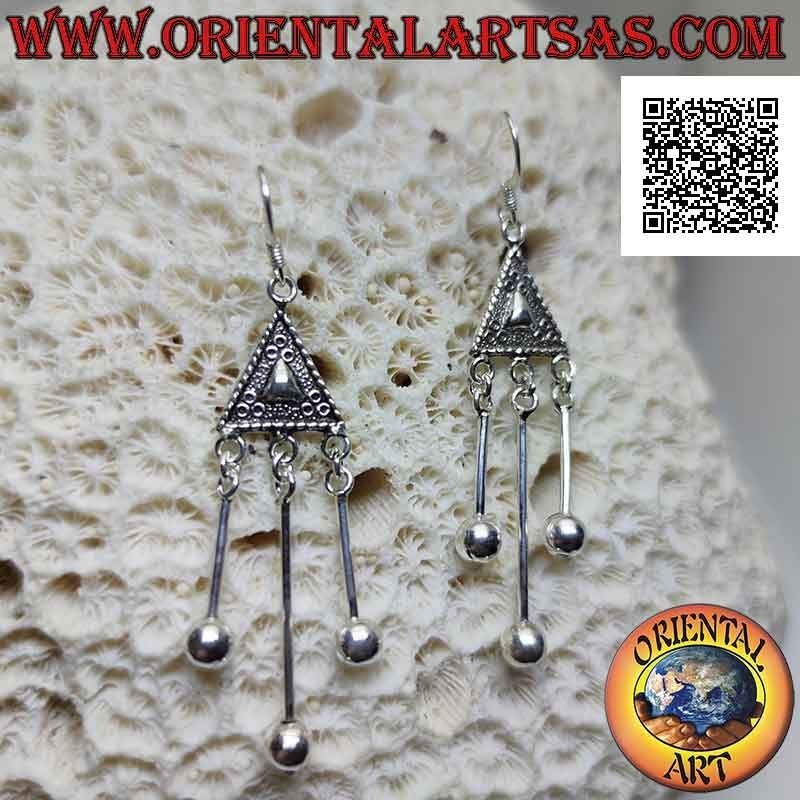 Pendientes de plata con triángulo étnico decorado en bajorrelieve y tres bolas colgantes