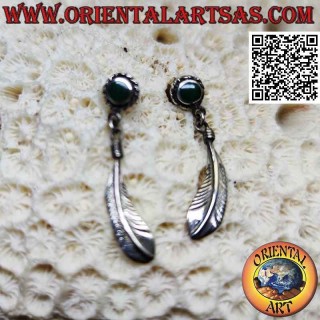 Orecchini in argento da lobo con agata verde tonda e piuma pendente