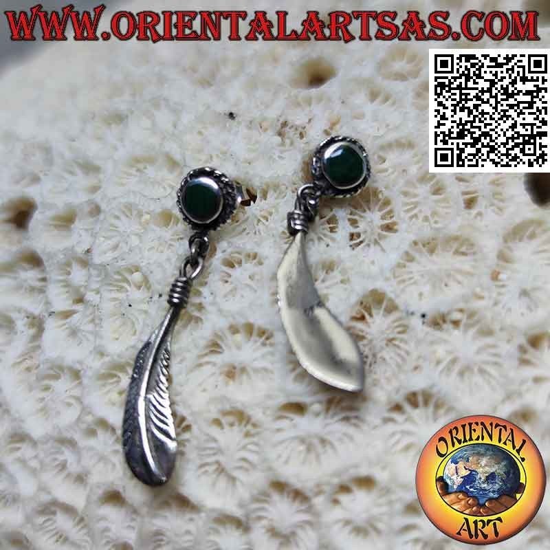 Orecchini in argento da lobo con agata verde tonda e piuma pendente