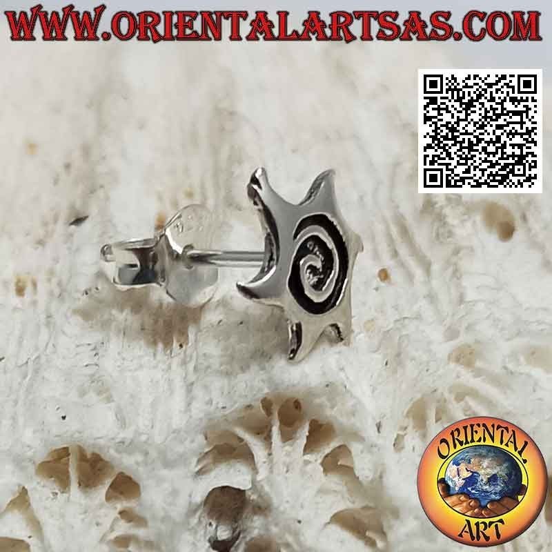 Mini orecchino in argento, sole liscio con spirale incisa
