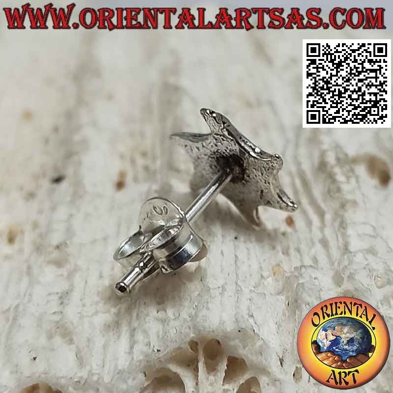 Mini orecchino in argento, sole liscio con spirale incisa