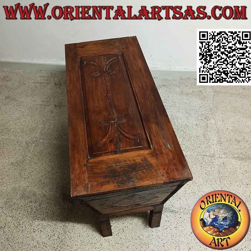 Buffet ancien traditionnel avec décorations sculptées en bois de teck ancien