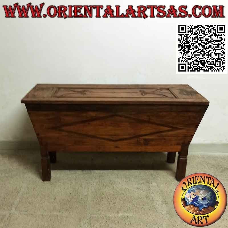 Buffet ancien traditionnel avec décorations sculptées en bois de teck ancien