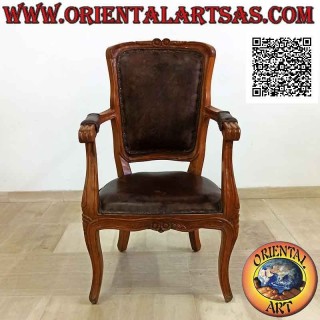Poltrona imperiale con schienale, fondo e braccioli rivestiti in cuoio e fiori intagliati in legno di teak