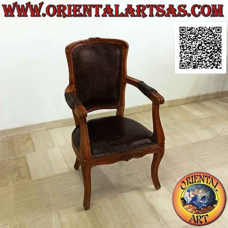 Sillón imperial con respaldo, fondo y apoyabrazos tapizados en cuero y flores talladas en madera de teca