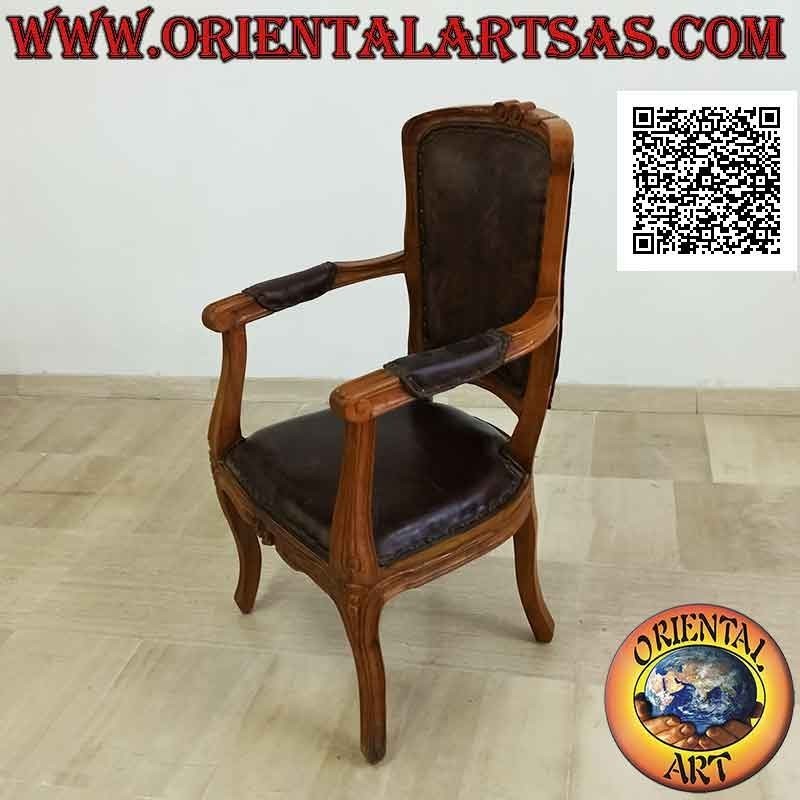 Fauteuil impérial avec dossier, fond et accoudoirs recouverts de cuir et de fleurs sculptées en bois de teck