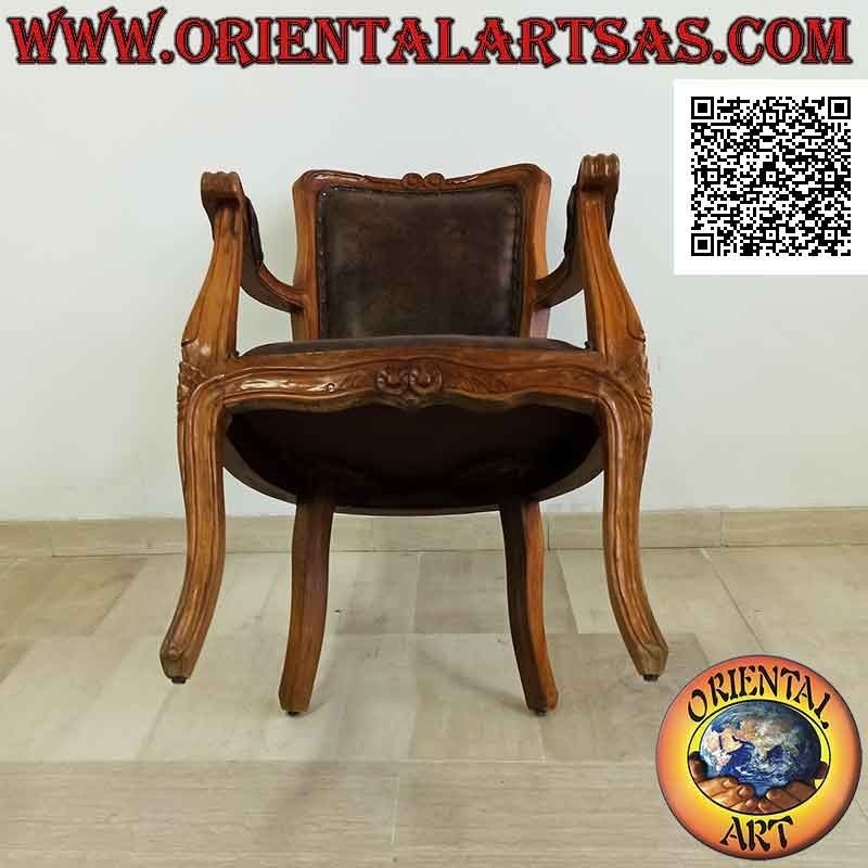 Fauteuil impérial avec dossier, fond et accoudoirs recouverts de cuir et de fleurs sculptées en bois de teck