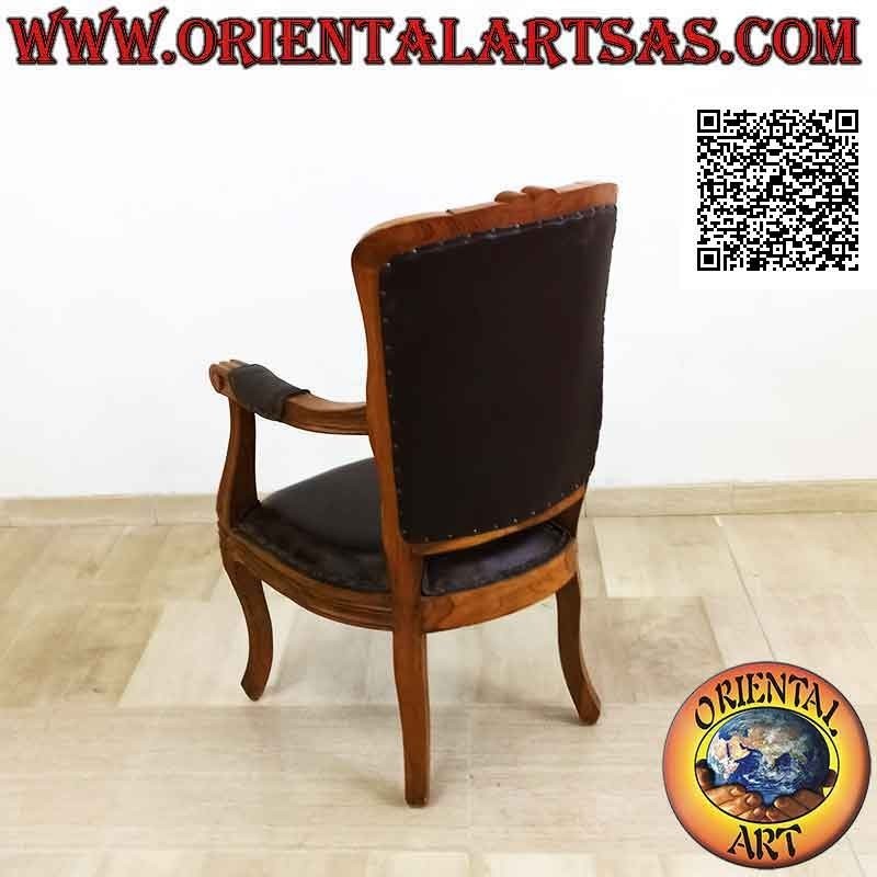 Poltrona imperiale con schienale, fondo e braccioli rivestiti in cuoio e fiori intagliati in legno di teak