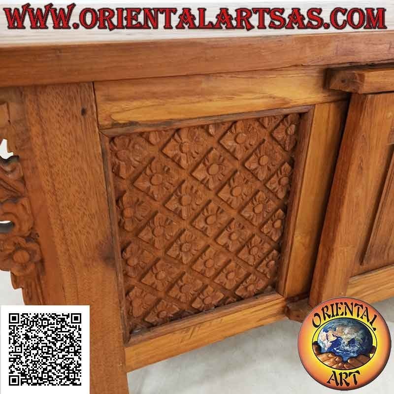 Buffet Java antiguo con pestillos y bisagras de madera y paneles con flores talladas en madera de teca