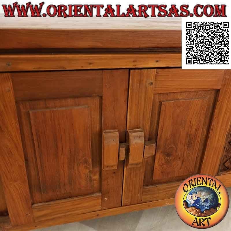 Buffet Java antiguo con pestillos y bisagras de madera y paneles con flores talladas en madera de teca