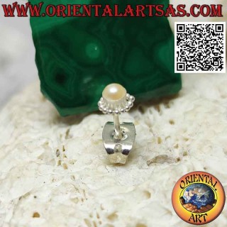 Mini orecchino in argento, la perla su montatura a cornice puntinata