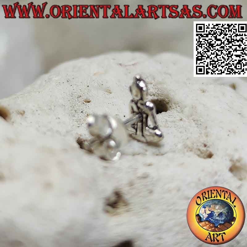 Mini orecchino in argento, "Bhumisparsha Mudra - Sottomettendo il demone Mara"
