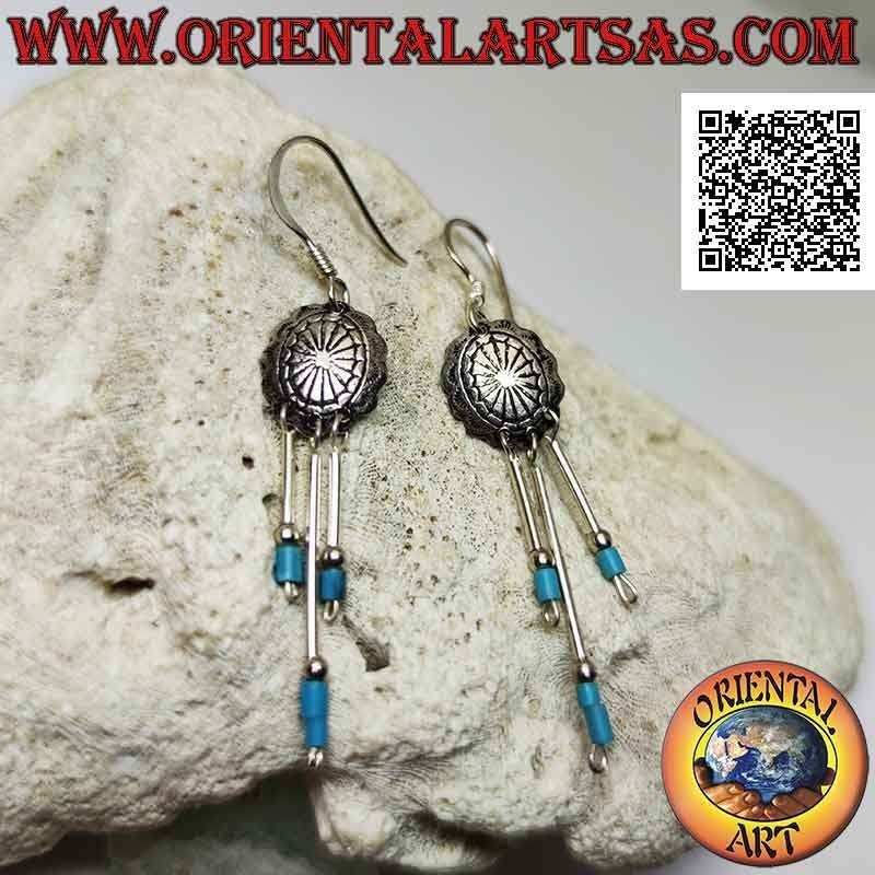 Pendientes de palanca de plata con escudo cincelado y trío de palos de plata con piedras