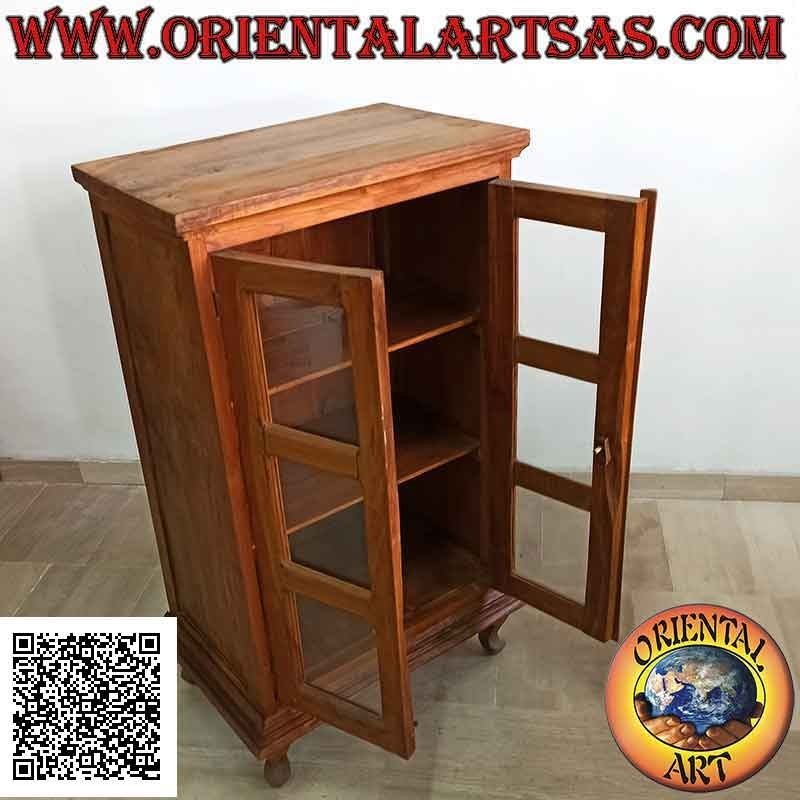 Vitrina rectangular con puerta doble y tres estantes profundos con pies curvos en madera de teca