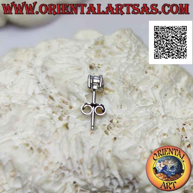 Pendiente pequeño en plata, circonita facetada blanca de punto claro engastada alta (redonda)