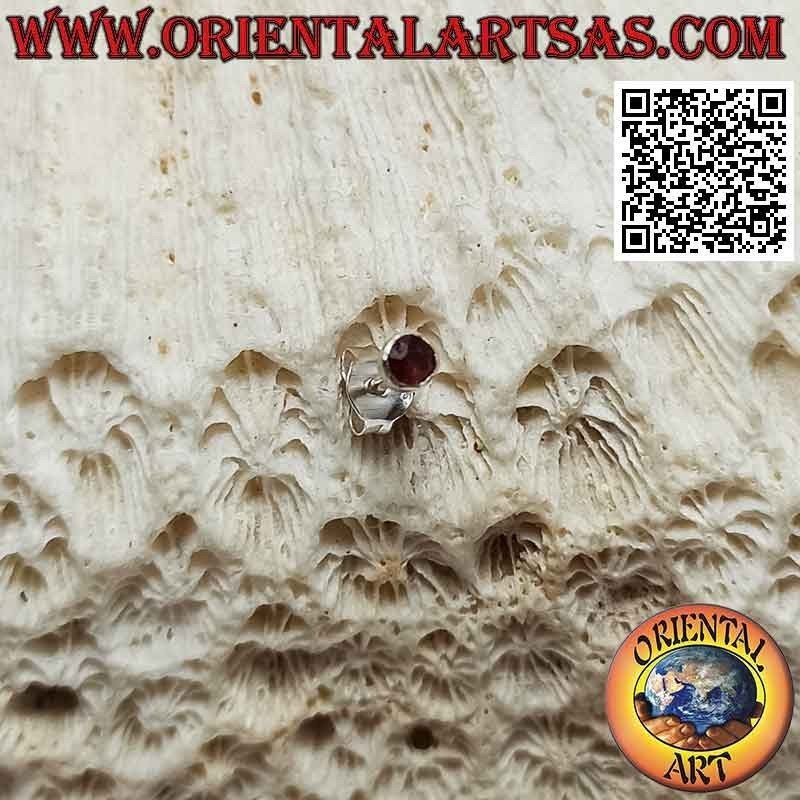 Mini orecchino in argento, granato naturale sfaccettato tondo