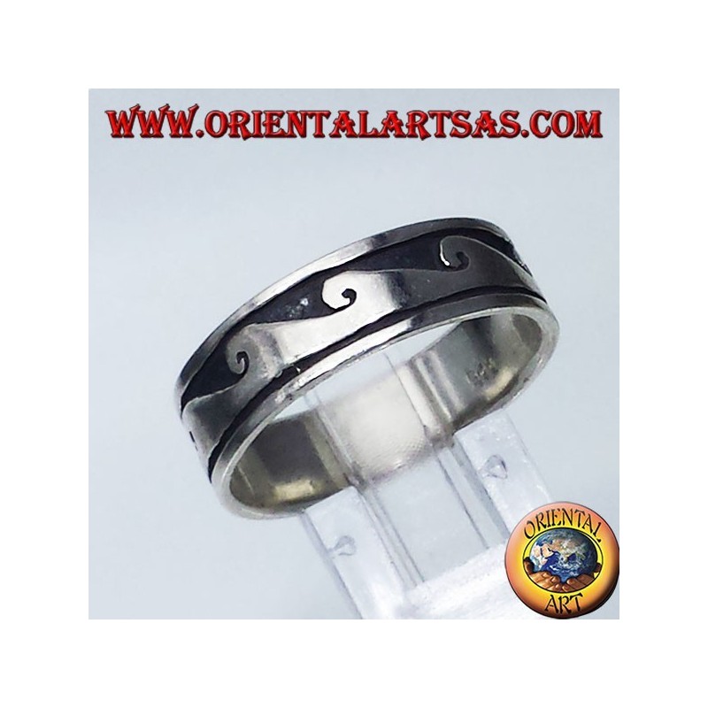 anillo de plata con el expediente de onda bajo relieve