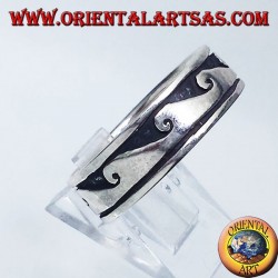 anillo de plata con el expediente de onda bajo relieve
