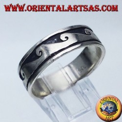 Bague en argent avec fiche d'onde bas relief