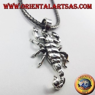 Pendentif en argent 925 présentant une sculpture tridimensionnelle d'un scorpion avec queue mobile.