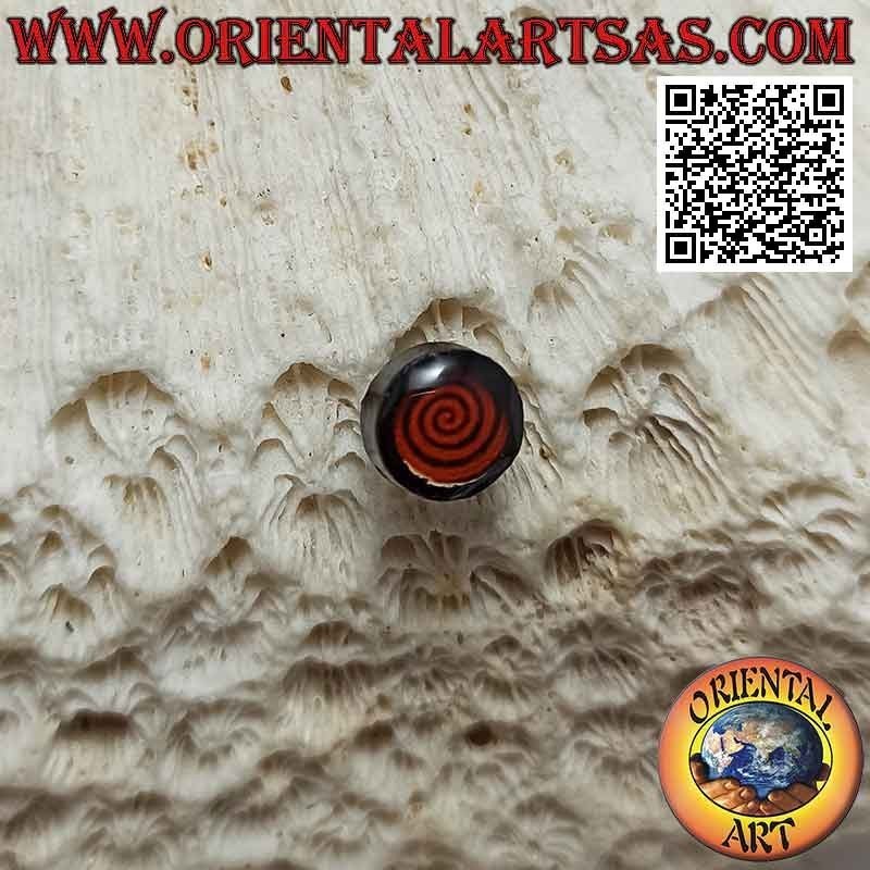 Mini pendiente de plata, la espiral roja sobre la ronda negra.