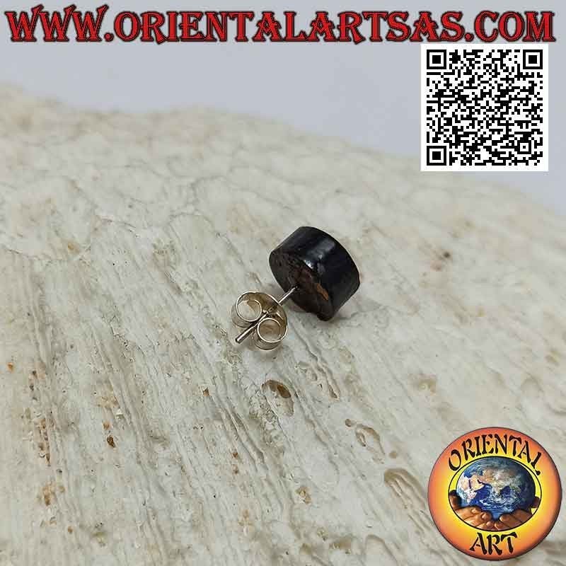 Mini pendiente de plata, la espiral roja sobre la ronda negra.