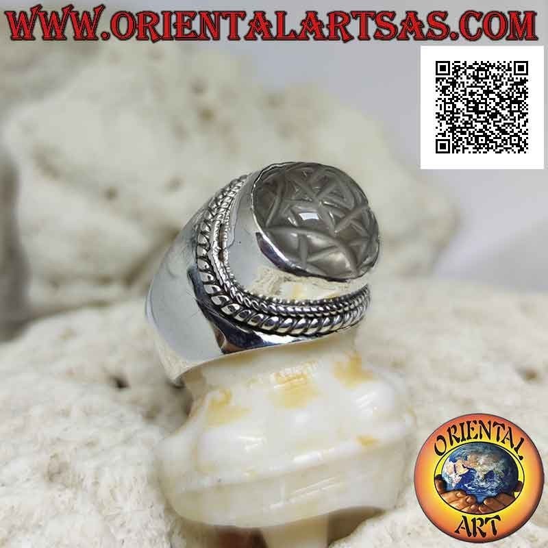 Anillo de plata con mandala Sri Yantra grabado en cristal de roca redondo