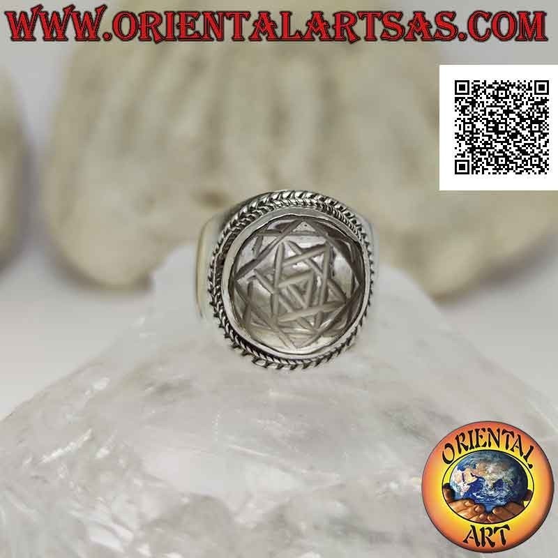 Anillo de plata con mandala Sri Yantra grabado en cristal de roca redondo