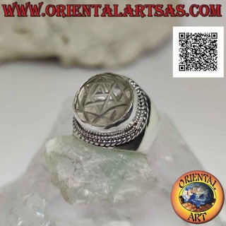 Silberring mit Sri Yantra Mandala eingraviert auf rundem Bergkristall