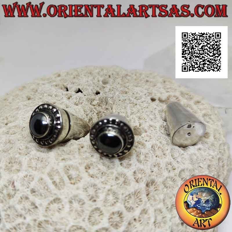 Boucles d'oreilles traditionnelles balinaises en argent avec hématite ronde entourée de clous