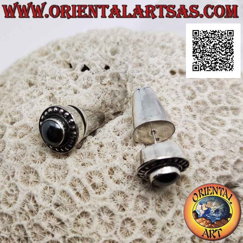 Boucles d'oreilles traditionnelles balinaises en argent avec hématite ronde entourée de clous