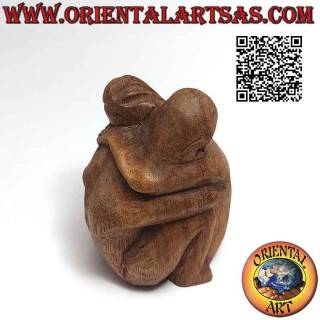 Skulptur eines Paares in tröstender Umarmung aus Suarholz