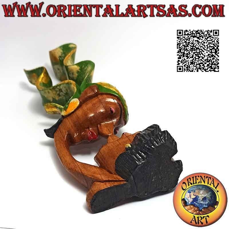 Escultura del beso entre dos amantes orientales con velo de perfil en madera de suar pintada de 20 cm