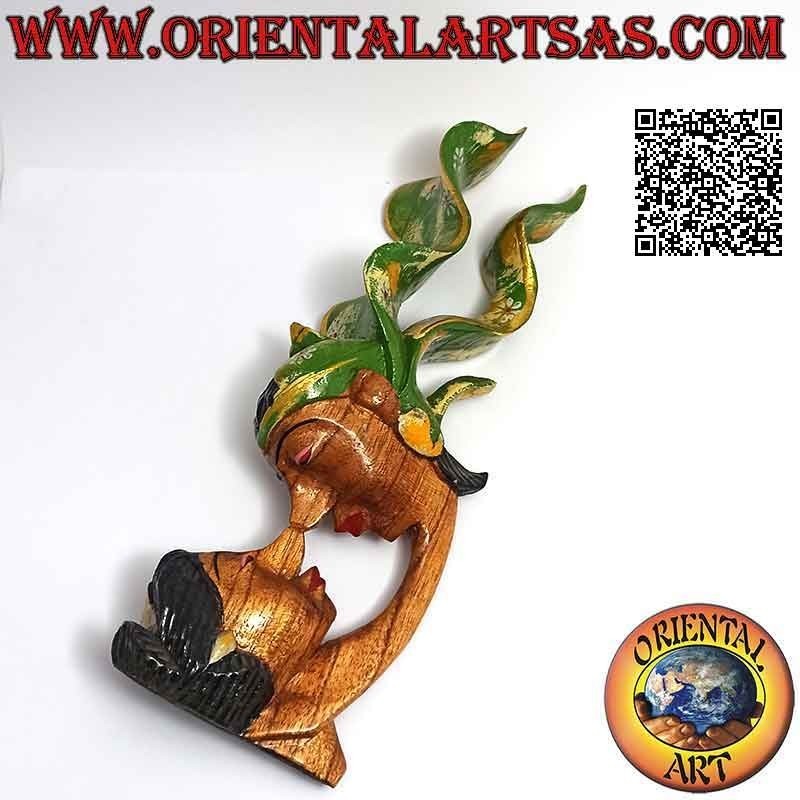 Escultura del beso entre dos amantes orientales con velo de perfil en madera de suar pintada de 20 cm