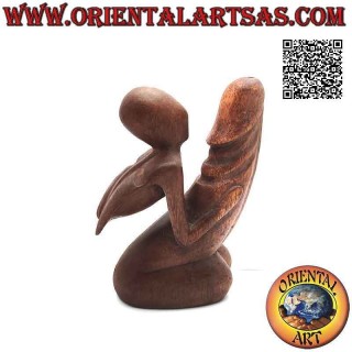 Sculpture érotique "l'homme embrassant le pénis" de style abstrait en bois de suar, 15 cm