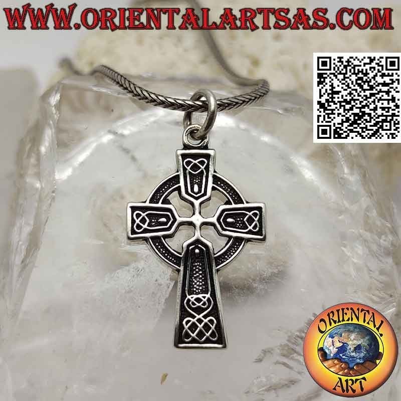 Pendentif en argent, croix celtique avec noeuds celtiques en bas-relief
