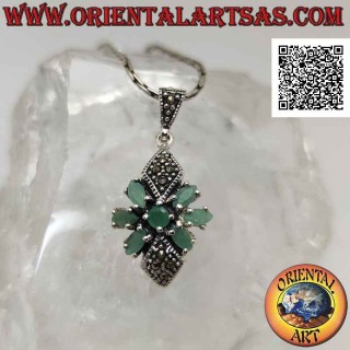 Colgante de plata con esmeralda redonda en una estrella de esmeralda ovalada natural y dos rombos de marcasita